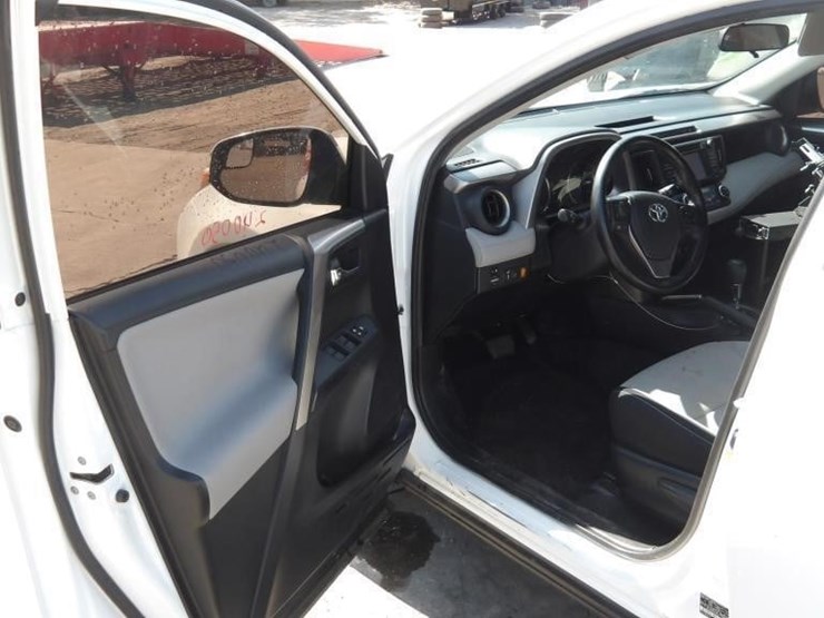 2017-toyota-rav4-xle-image-14
