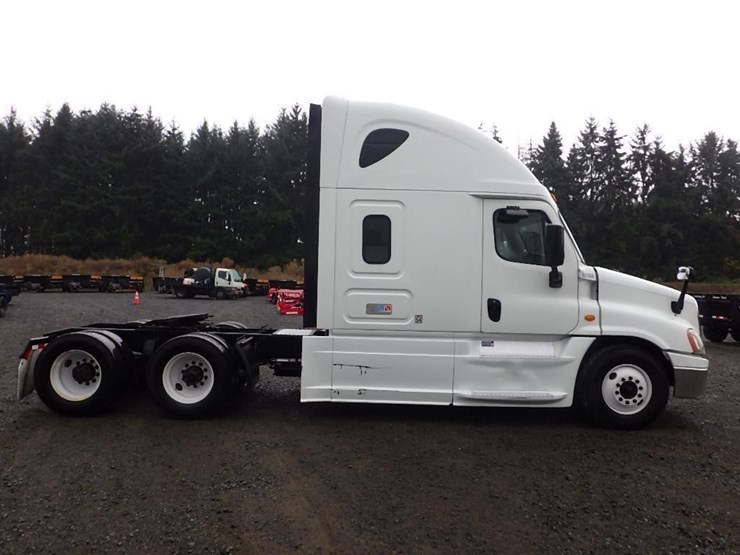 2018-freightliner-cascadia-3-axle-sleeper-truck-image-6