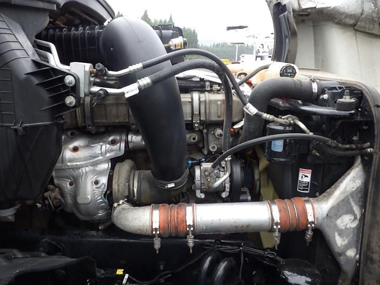 2019-freightliner-cascadia-3-axle-sleeper-truck-image-25