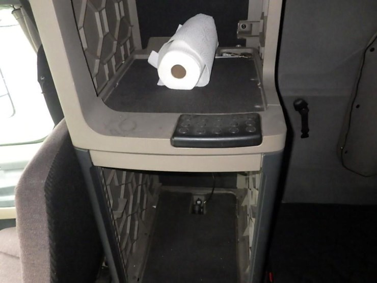 2018-freightliner-cascadia-3-axle-sleeper-truck-image-36