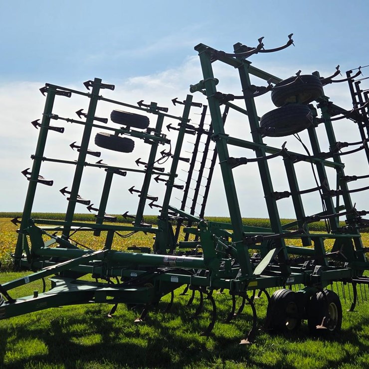 2011 John Deere 2210 Field Cultivator
