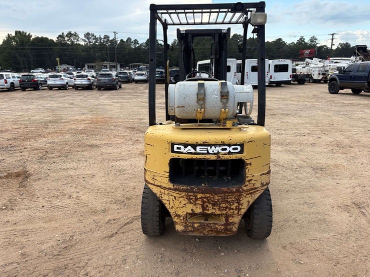 daewoo-3-stage-4,500lb.-capacity-mast-solid-tired-propane-forklift-image-3