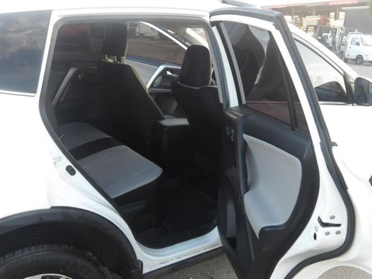 2016-toyota-rav4-xle-image-12