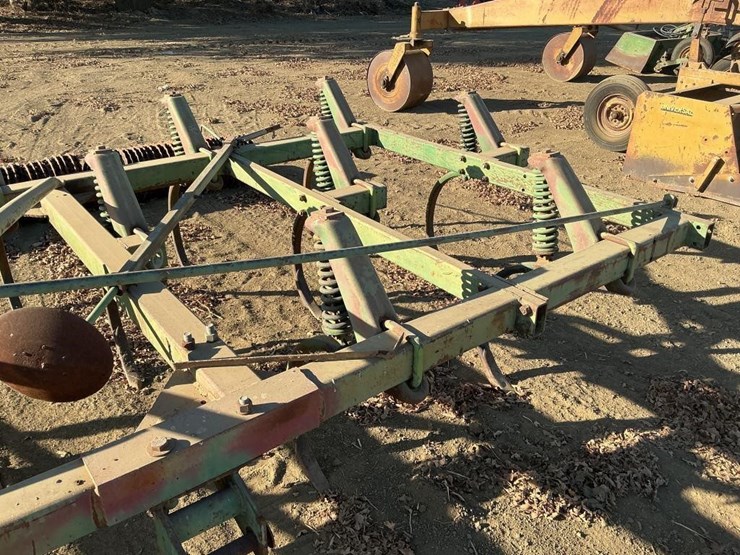 john-deere-1600-17'-3-pt-vibra-shank-chisel-image-9