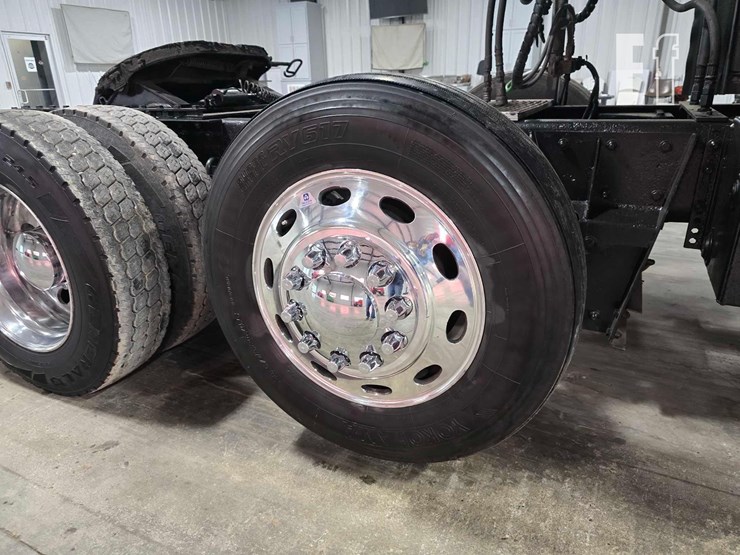 2016-kenworth-t800-image-35