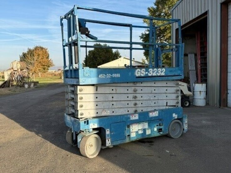 2011-genie-gs-3232-scissor-lift-image-12