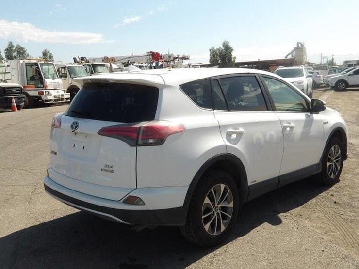 2016-toyota-rav4-xle-image-3