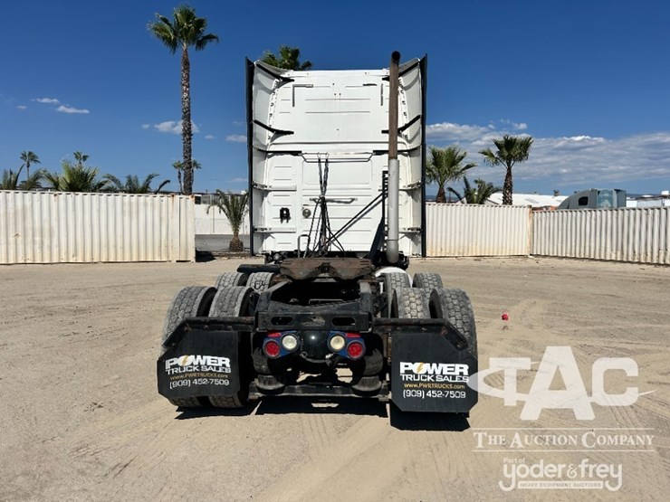 2014-volvo-vnl-image-3
