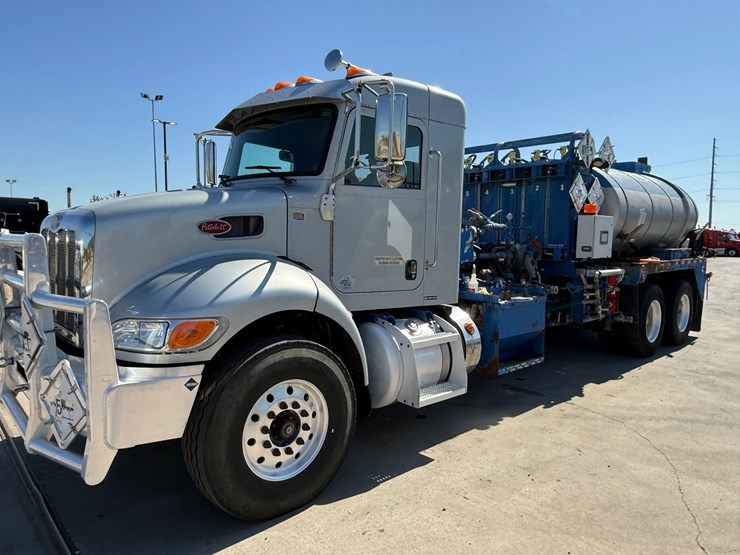2015-peterbilt-348-image-3