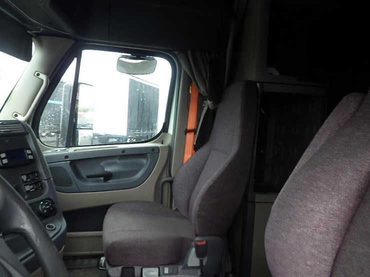 2018-freightliner-cascadia-3-axle-sleeper-truck-image-29