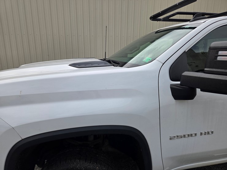 #6-•-2022-chevrolet-2500-service-truck-/-vin:-1gbowle71nf140105-/-68.050-image-3