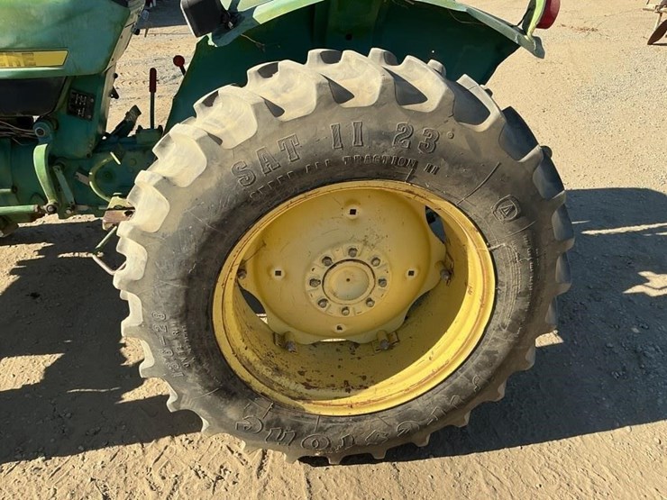 john-deere-1050-tractor,-mfwd-image-15