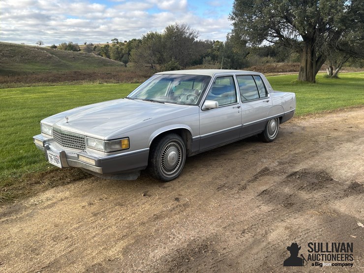 1990-cadillac-fleetwood-4-door-car-image-1