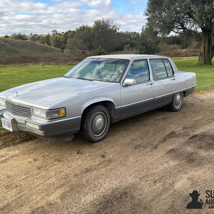 1990 Cadillac Fleetwood 4 Door Car