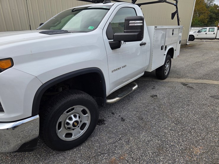 #6-•-2022-chevrolet-2500-service-truck-/-vin:-1gbowle71nf140105-/-68.050-image-1