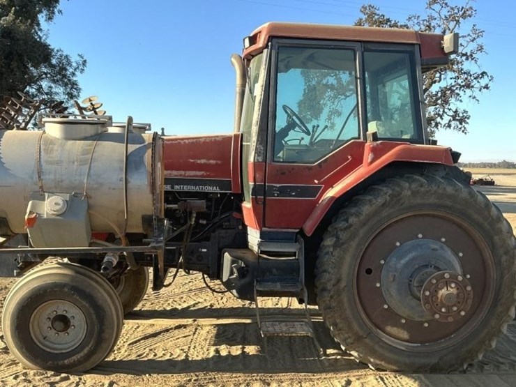 case-ih-7220-tractor-image-1