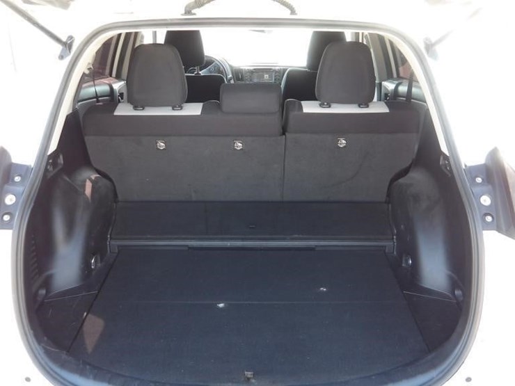 2017-toyota-rav4-xle-image-13