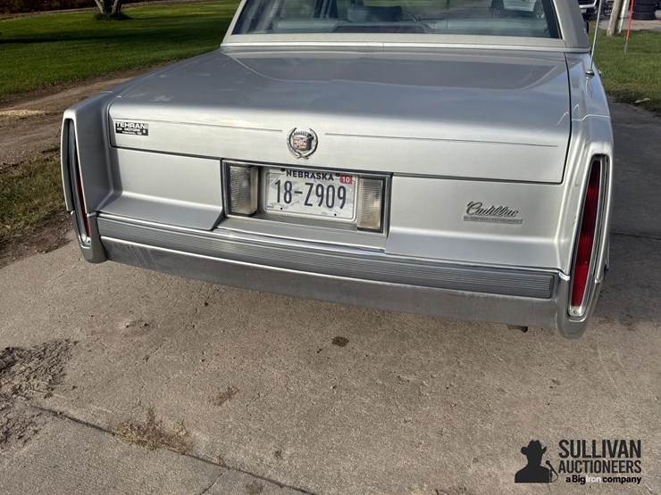 1990-cadillac-fleetwood-4-door-car-image-19
