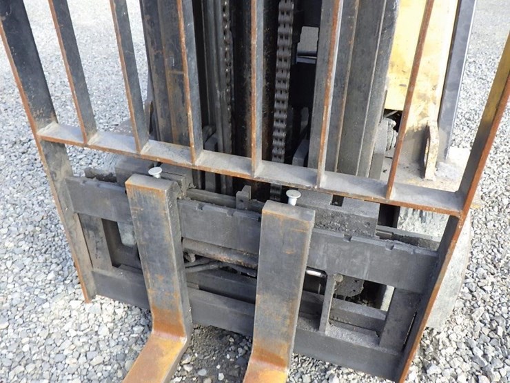caterpillar-t70d-forklift-image-9
