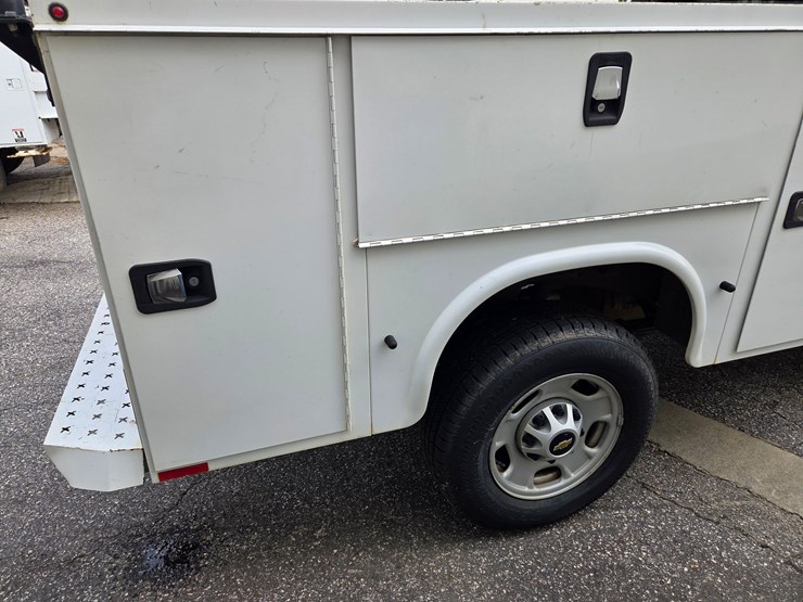 #6-•-2022-chevrolet-2500-service-truck-/-vin:-1gbowle71nf140105-/-68.050-image-13