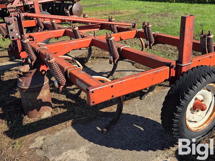 international-55-chisel-plow-image-1