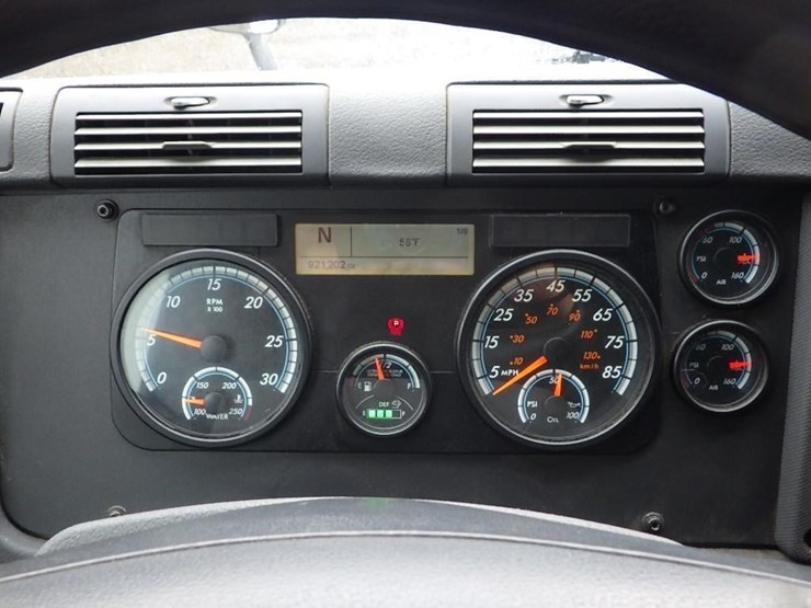 2018-freightliner-cascadia-3-axle-sleeper-truck-image-44