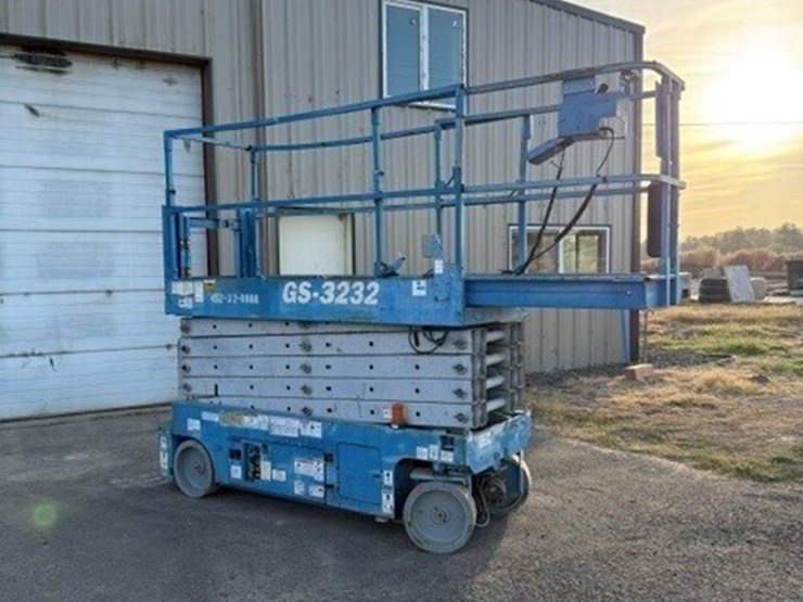 2011-genie-gs-3232-scissor-lift-image-2