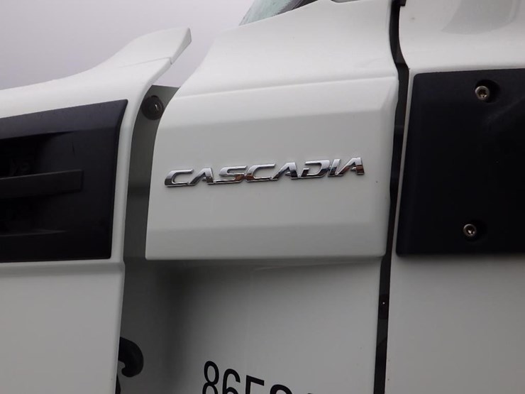 2019-freightliner-cascadia-3-axle-sleeper-truck-image-27