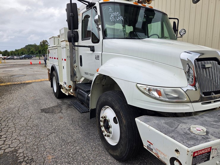 #2-•-2005-international-4400-truck---2005-international-pole-truck-/-vin:-1htmkaan35h167251-/-55,644-miles-image-37