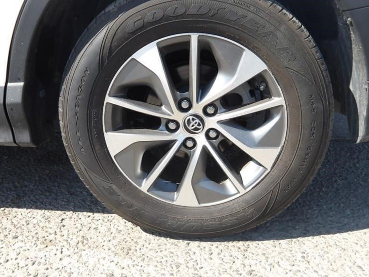 2016-toyota-rav4-xle-image-5