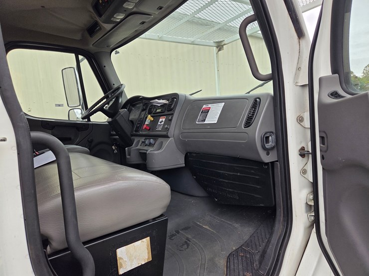 #1-•-2004-freightliner-bucket-truck-/-vin:-1vachdc04hn09591-/-35,152-miles-image-26