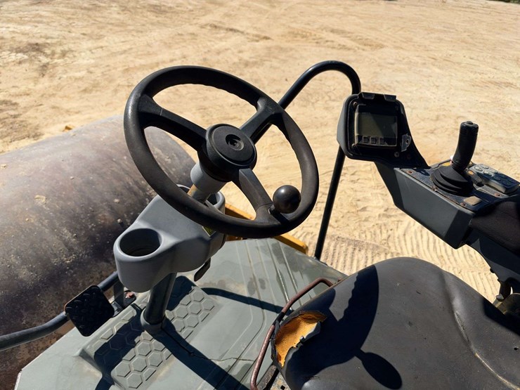 2016-caterpillar-cs54b-84”-vibratory-smooth-drum-compactor-(1,074-hours)-image-14