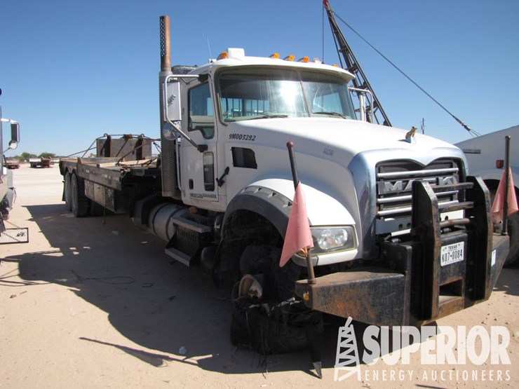 2009-mack-gu713-t/a-bed-truck-image-2