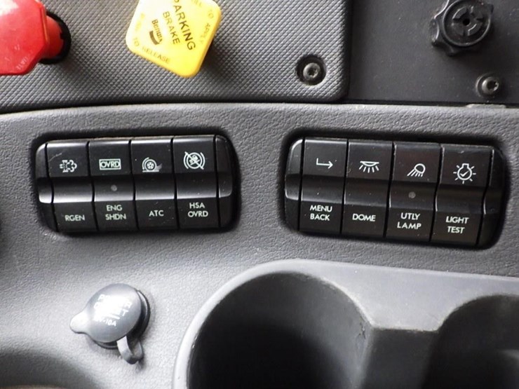 2018-freightliner-cascadia-3-axle-sleeper-truck-image-41