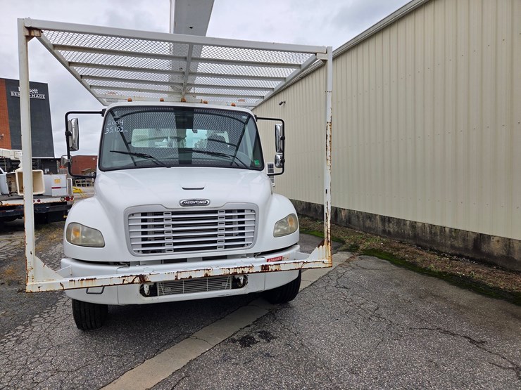 #1-•-2004-freightliner-bucket-truck-/-vin:-1vachdc04hn09591-/-35,152-miles-image-3