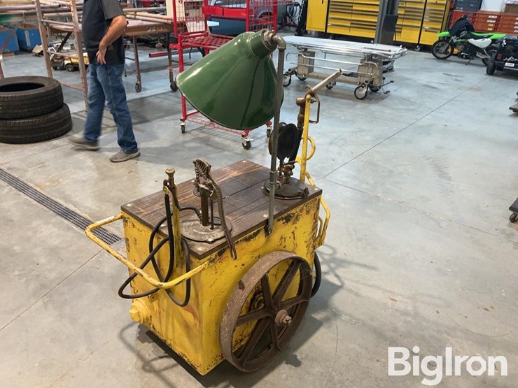 richfield-antique-portable-lube-cart-image-7