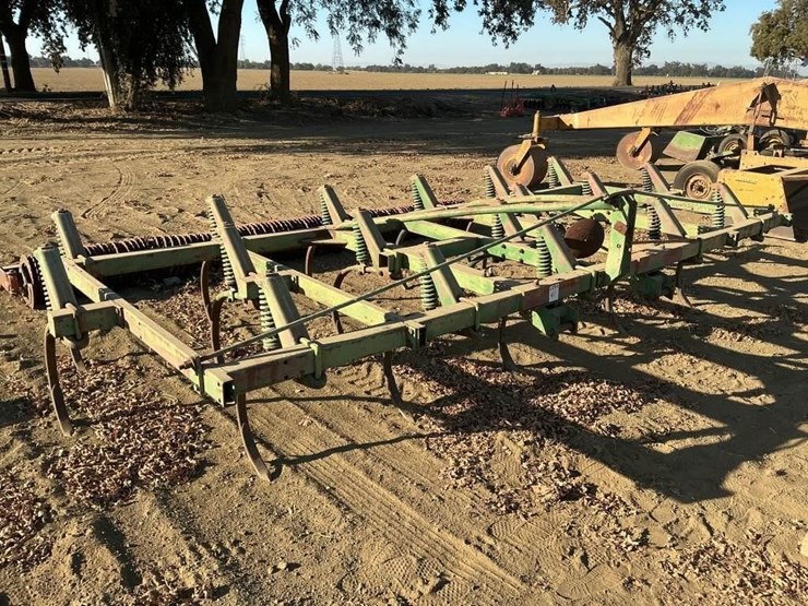 john-deere-1600-17'-3-pt-vibra-shank-chisel-image-1