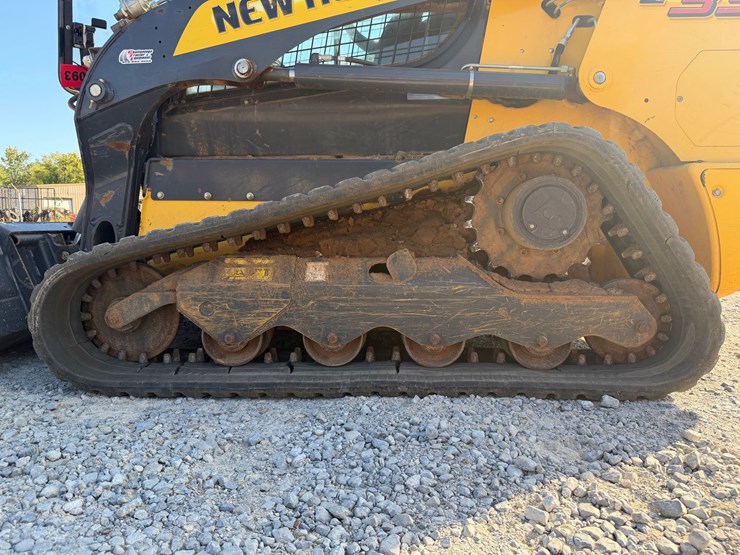 #4093-•-2023-new-holland-c334-tracked-skid-steer-image-56