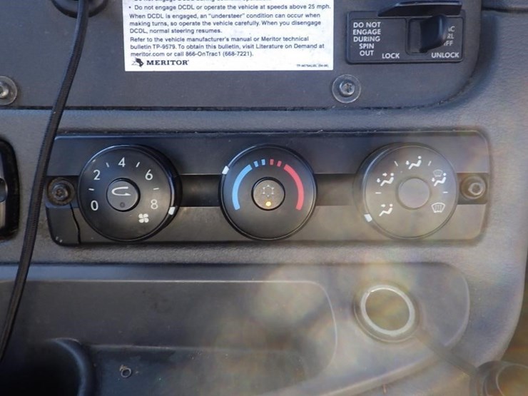 2017-freightliner-cascadia-3-axle-truck-tractor-image-32