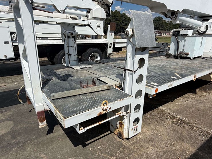 2005-altec-ah125-125’-telescoping-bucket-w/truck-body-image-7