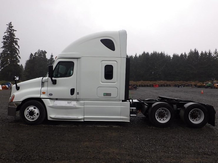 2018-freightliner-cascadia-3-axle-sleeper-truck-image-2