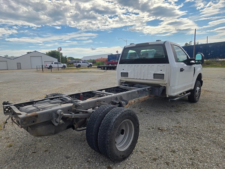 2021-ford-f350-image-12