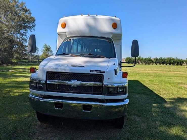 2007-chevrolet-5500-shuttle-bus,-8.1-liter-gas,-automatic,-image-1