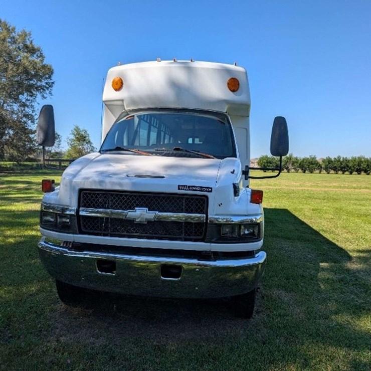 2007 Chevrolet 5500 Shuttle Bus, 8.1 Liter Gas, Automatic,