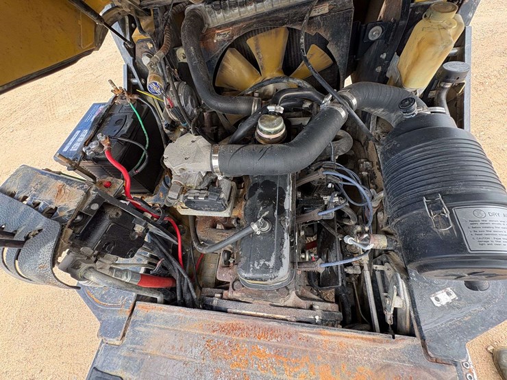 daewoo-3-stage-4,500lb.-capacity-mast-solid-tired-propane-forklift-image-14