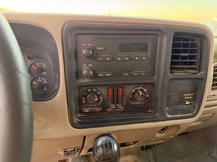 2004-gmc-sierra-1500-2-door-regular-cab-4x4-pickup-truck-image-13