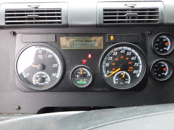 2018-freightliner-cascadia-3-axle-sleeper-truck-image-43