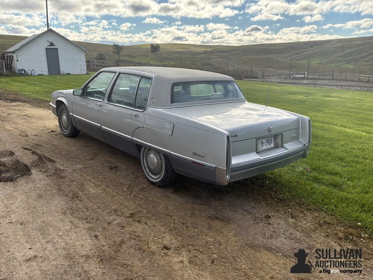 1990-cadillac-fleetwood-4-door-car-image-7
