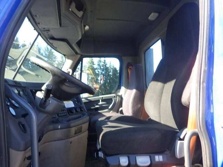 2017-freightliner-cascadia-3-axle-truck-tractor-image-27