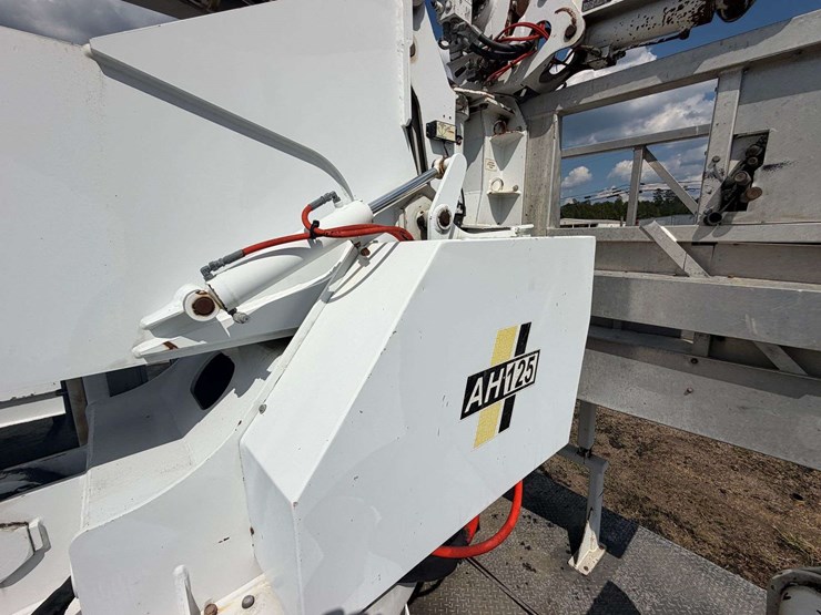 2005-altec-ah125-125’-telescoping-bucket-w/truck-body-image-33